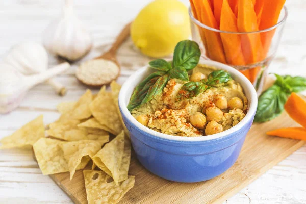 Taste - Carrots and hummus sticks